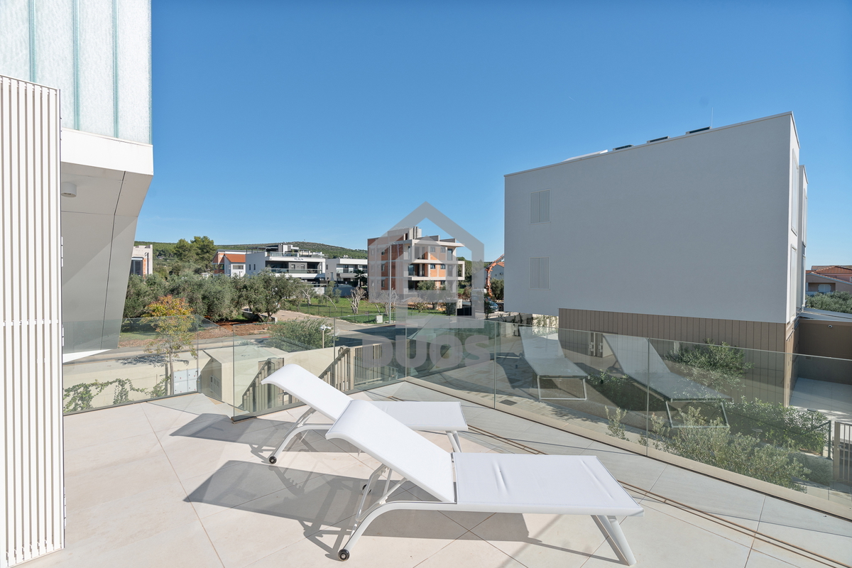 Appartamento su due piani di design subito accanto al mare in un quartiere arredato