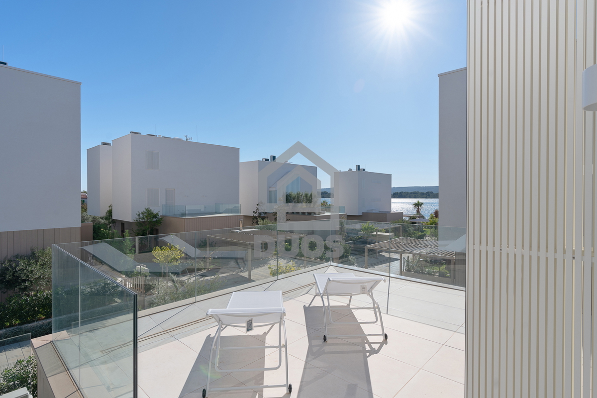 Appartamento su due piani di design subito accanto al mare in un quartiere arredato