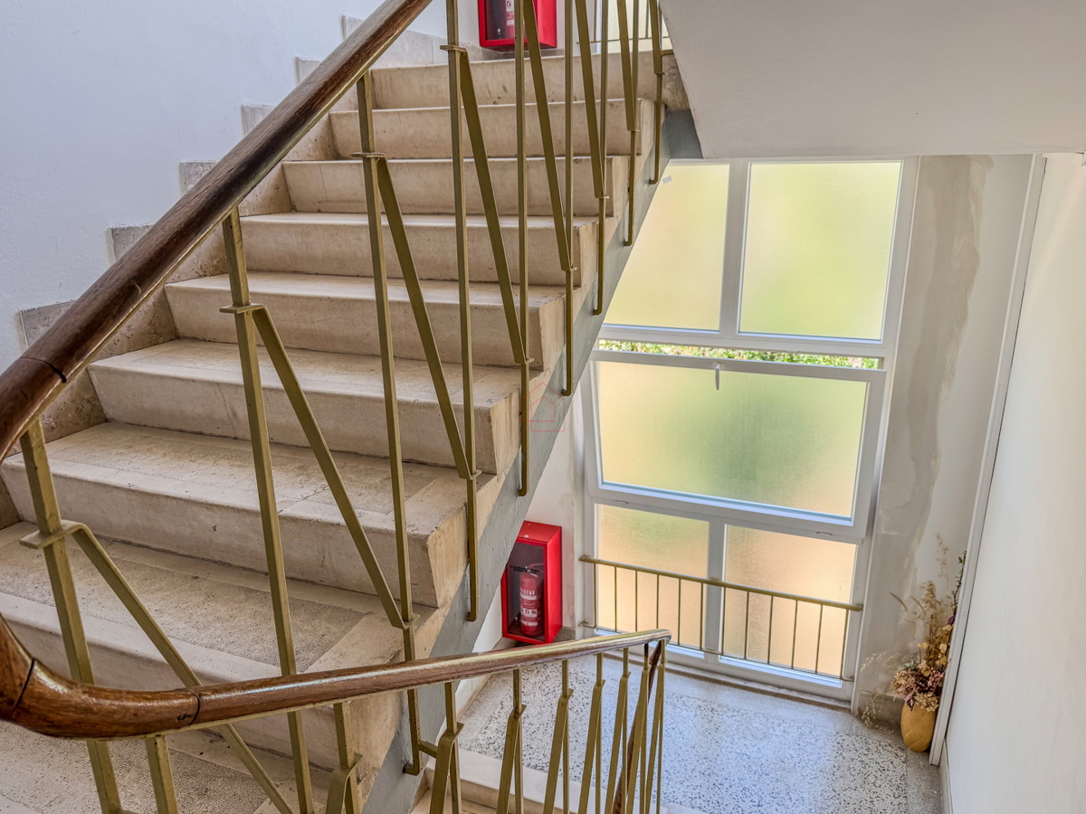 Appartamento con due camere al secondo piano di un edificio con due balconi, stanze spaziose e posto auto in garage