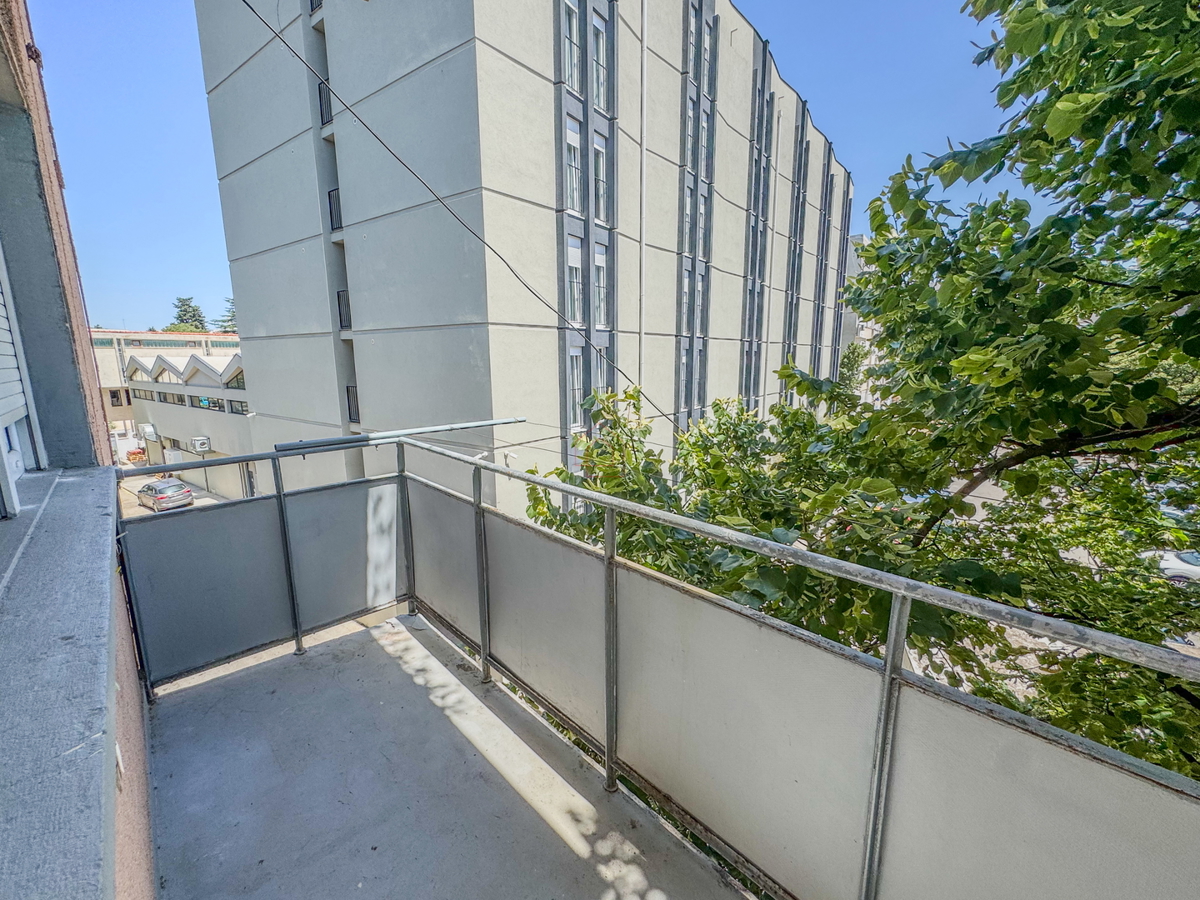 Appartamento con due camere al secondo piano di un edificio con due balconi, stanze spaziose e posto auto in garage