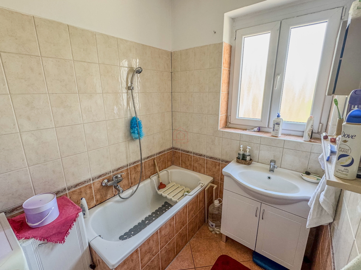 Appartamento con due camere al secondo piano di un edificio con due balconi, stanze spaziose e posto auto in garage