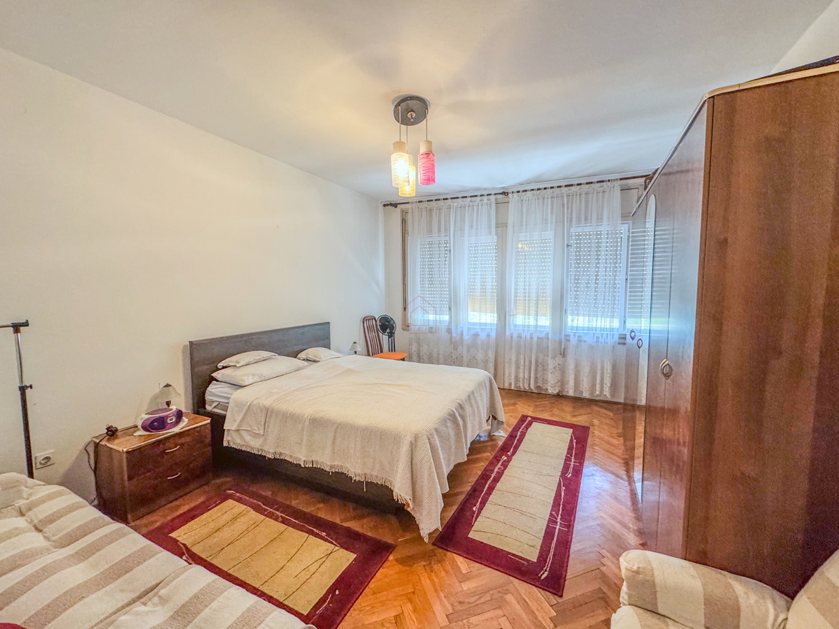 Appartamento con due camere al secondo piano di un edificio con due balconi, stanze spaziose e posto auto in garage