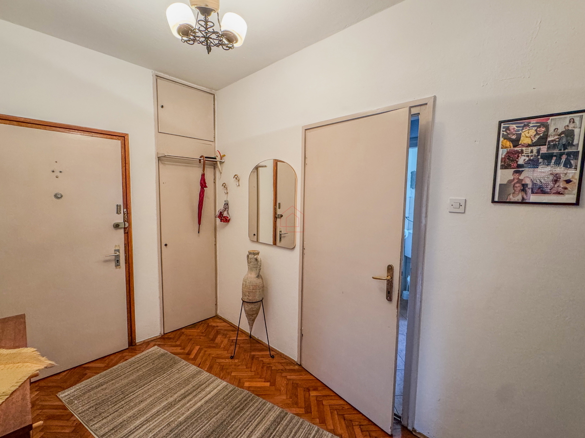 Appartamento con due camere al secondo piano di un edificio con due balconi, stanze spaziose e posto auto in garage