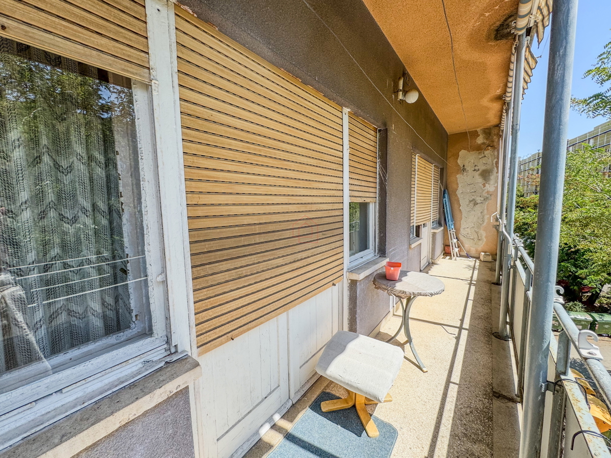 Appartamento con due camere al secondo piano di un edificio con due balconi, stanze spaziose e posto auto in garage