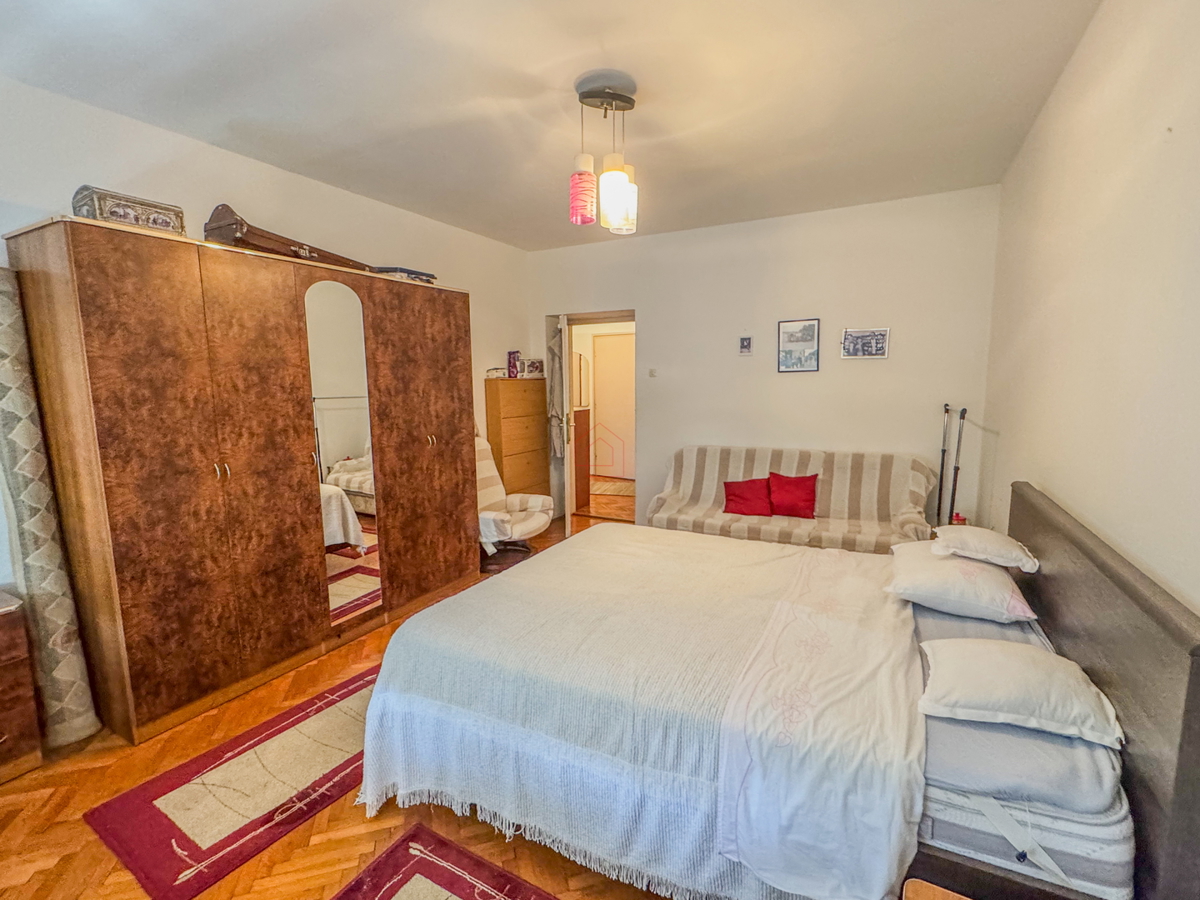 Appartamento con due camere al secondo piano di un edificio con due balconi, stanze spaziose e posto auto in garage