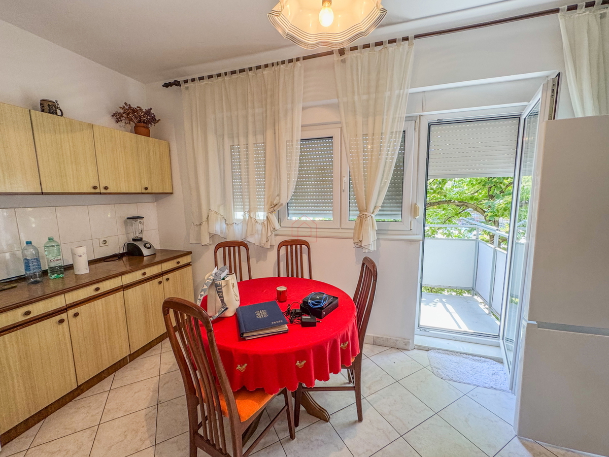 Appartamento con due camere al secondo piano di un edificio con due balconi, stanze spaziose e posto auto in garage