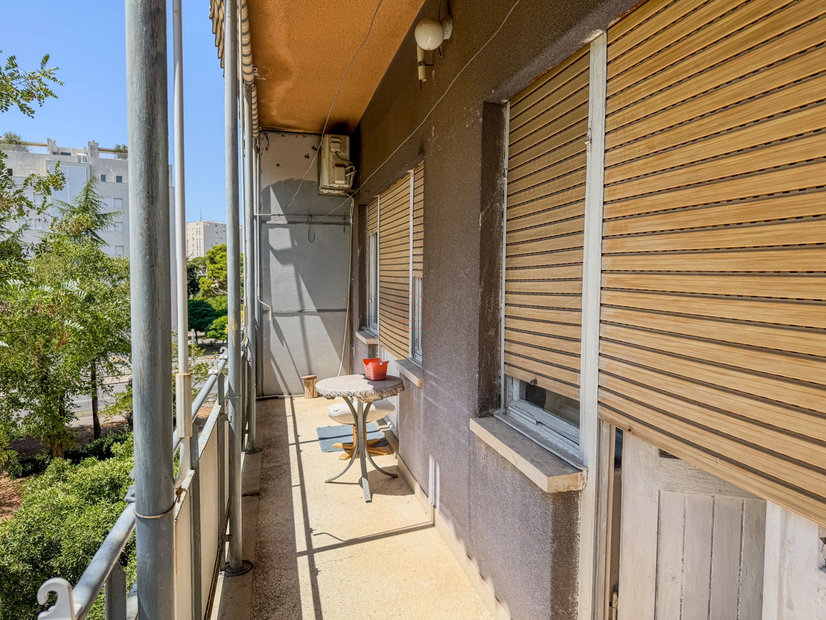 Appartamento con due camere al secondo piano di un edificio con due balconi, stanze spaziose e posto auto in garage