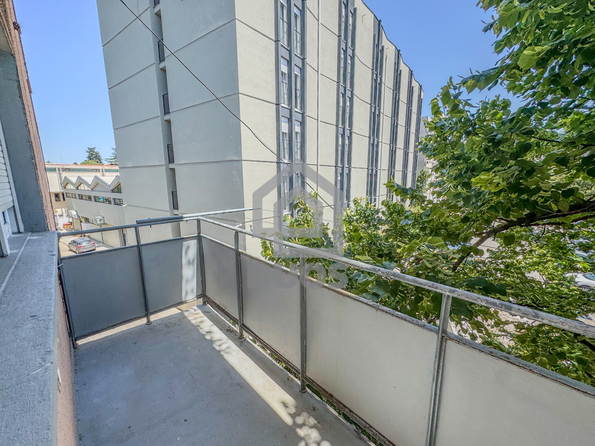 Appartamento con due camere al secondo piano di un edificio con due balconi, stanze spaziose e posto auto in garage