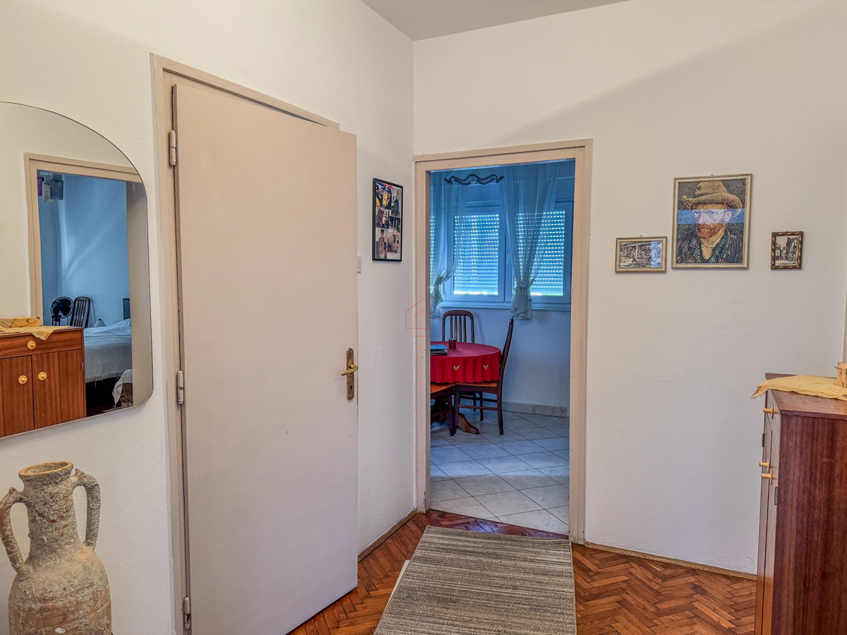 Appartamento con due camere al secondo piano di un edificio con due balconi, stanze spaziose e posto auto in garage