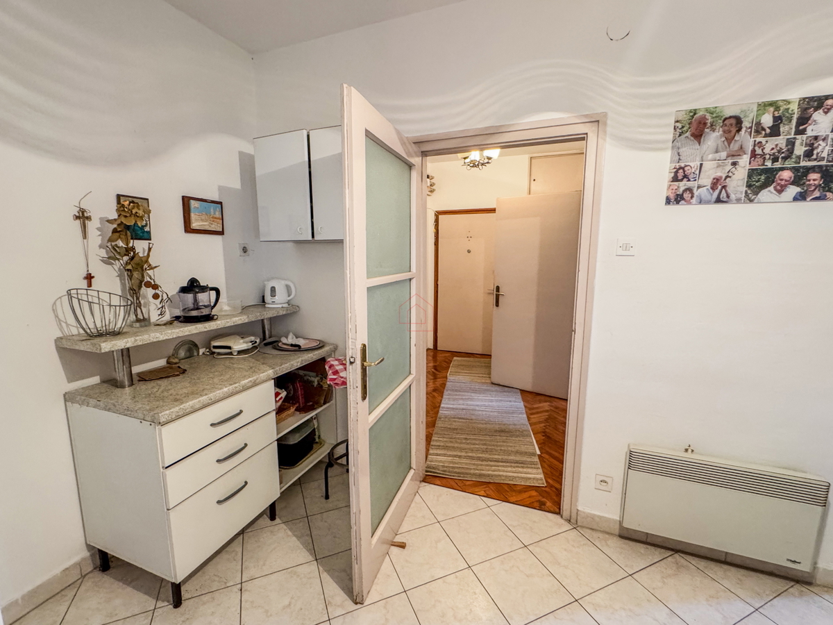 Appartamento con due camere al secondo piano di un edificio con due balconi, stanze spaziose e posto auto in garage