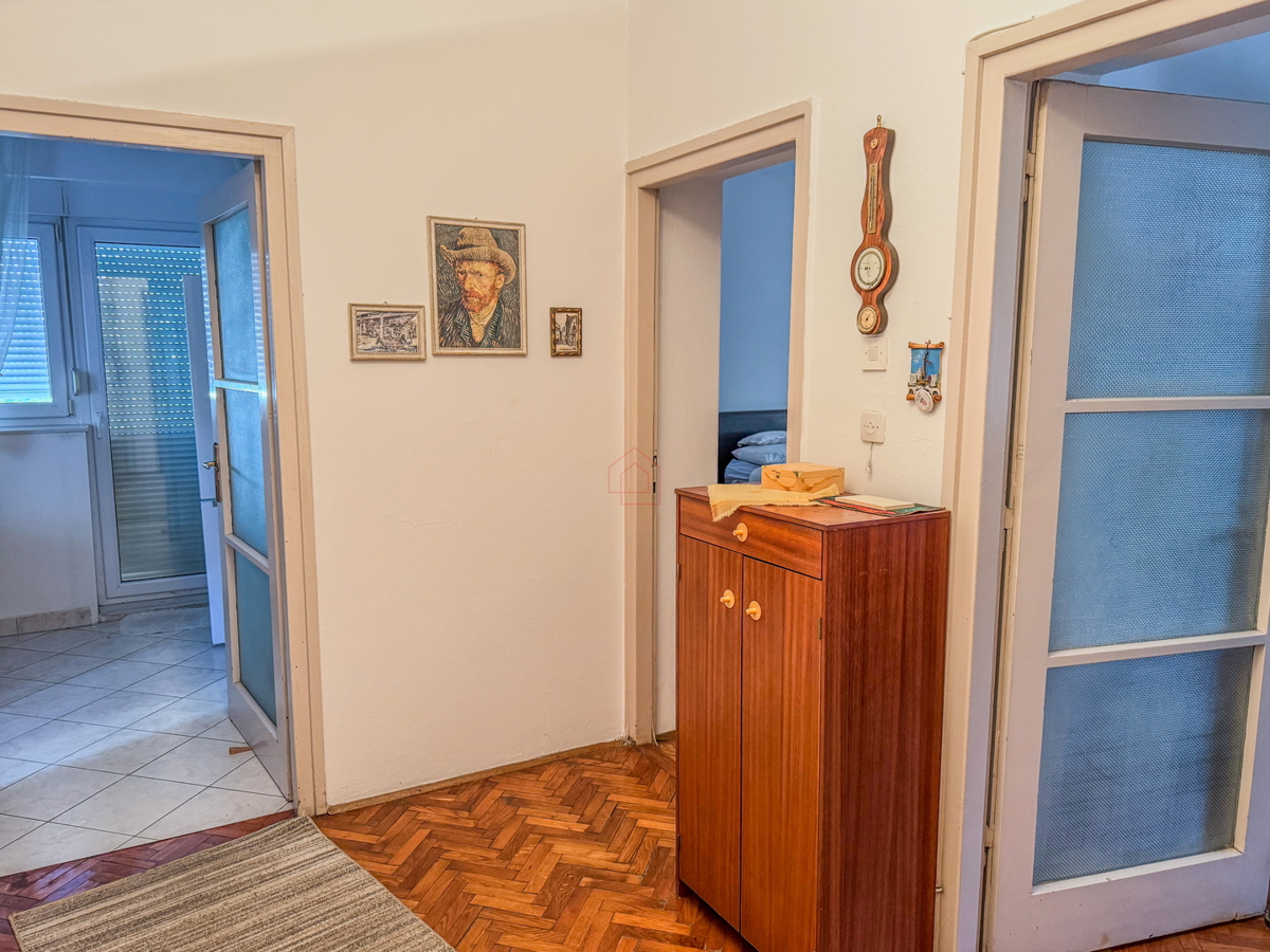 Appartamento con due camere al secondo piano di un edificio con due balconi, stanze spaziose e posto auto in garage