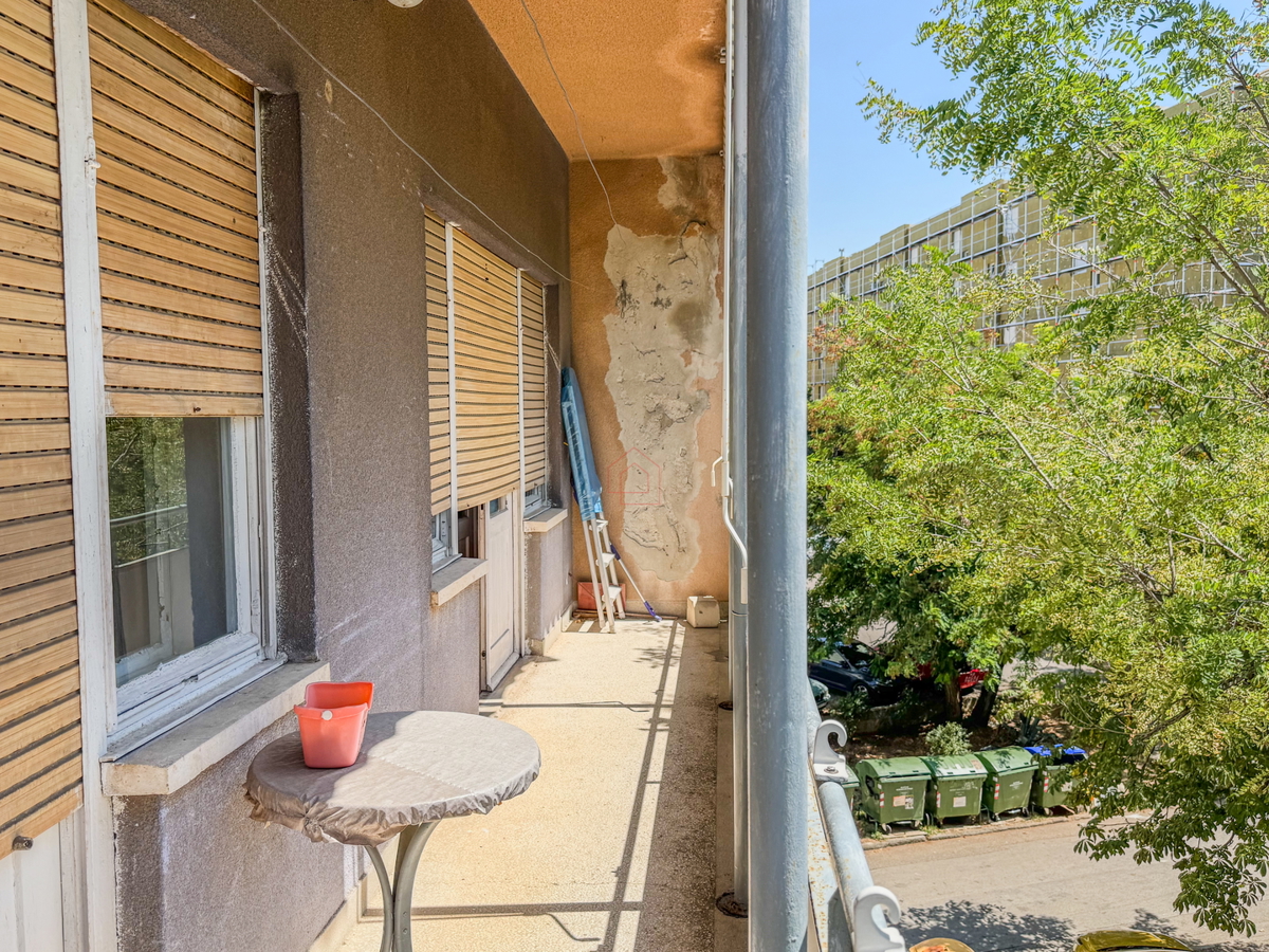 Appartamento con due camere al secondo piano di un edificio con due balconi, stanze spaziose e posto auto in garage