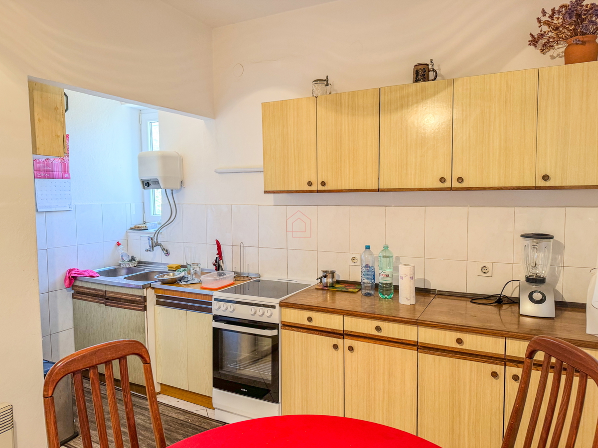 Appartamento con due camere al secondo piano di un edificio con due balconi, stanze spaziose e posto auto in garage