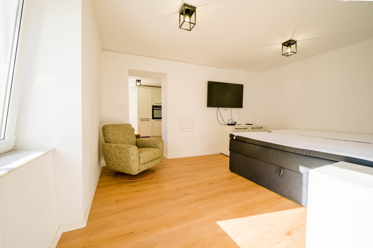 Bellissima casa ristrutturata nel centro di Murter con due appartamenti separati.