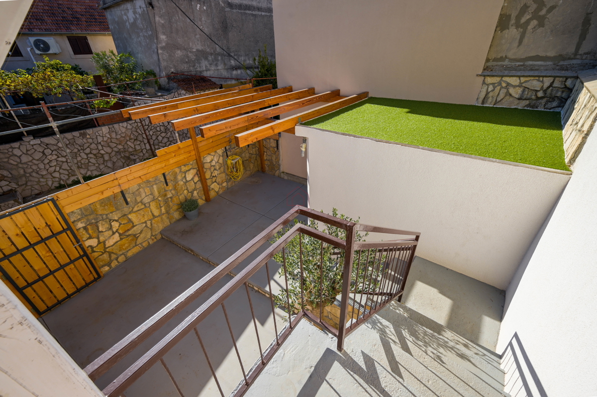 Bellissima casa ristrutturata nel centro di Murter con due appartamenti separati.