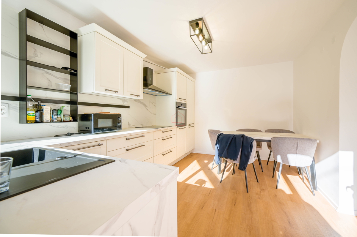 Bellissima casa ristrutturata nel centro di Murter con due appartamenti separati.