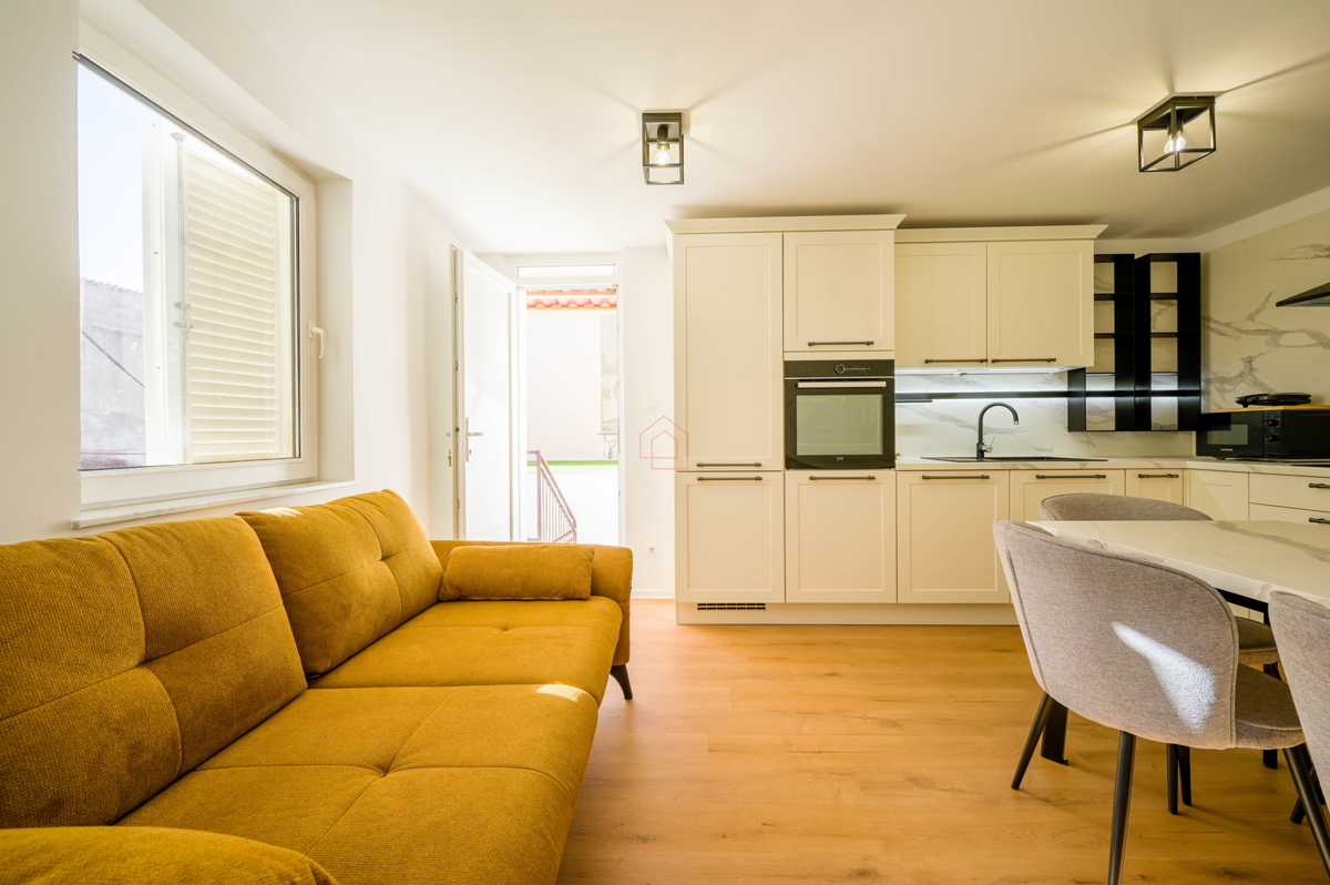 Bellissima casa ristrutturata nel centro di Murter con due appartamenti separati.