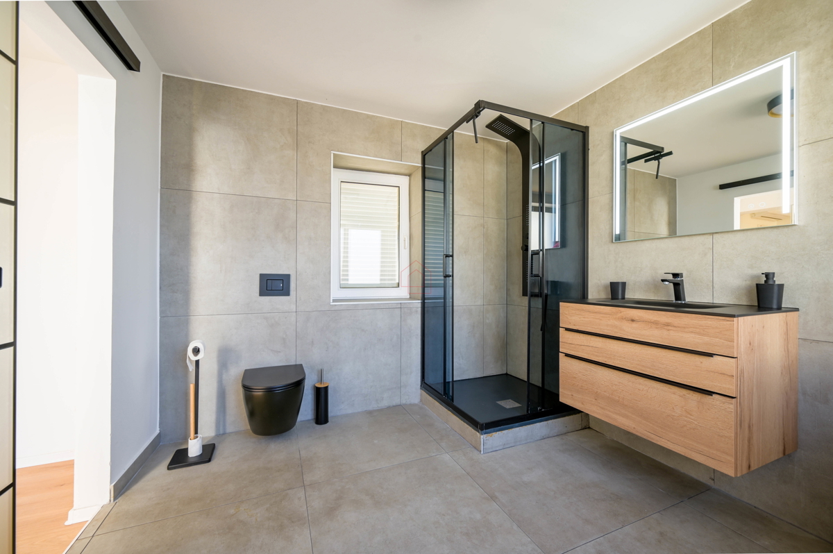 Bellissima casa ristrutturata nel centro di Murter con due appartamenti separati.