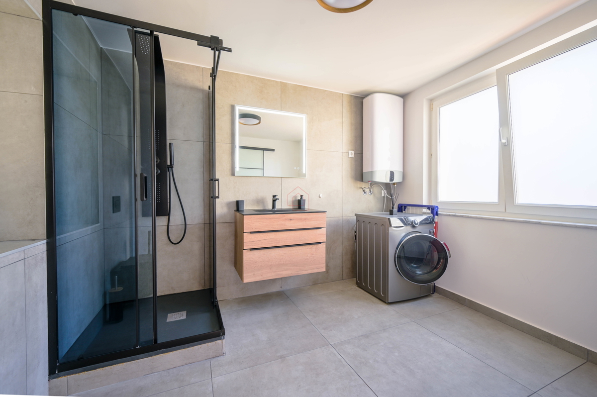 Bellissima casa ristrutturata nel centro di Murter con due appartamenti separati.