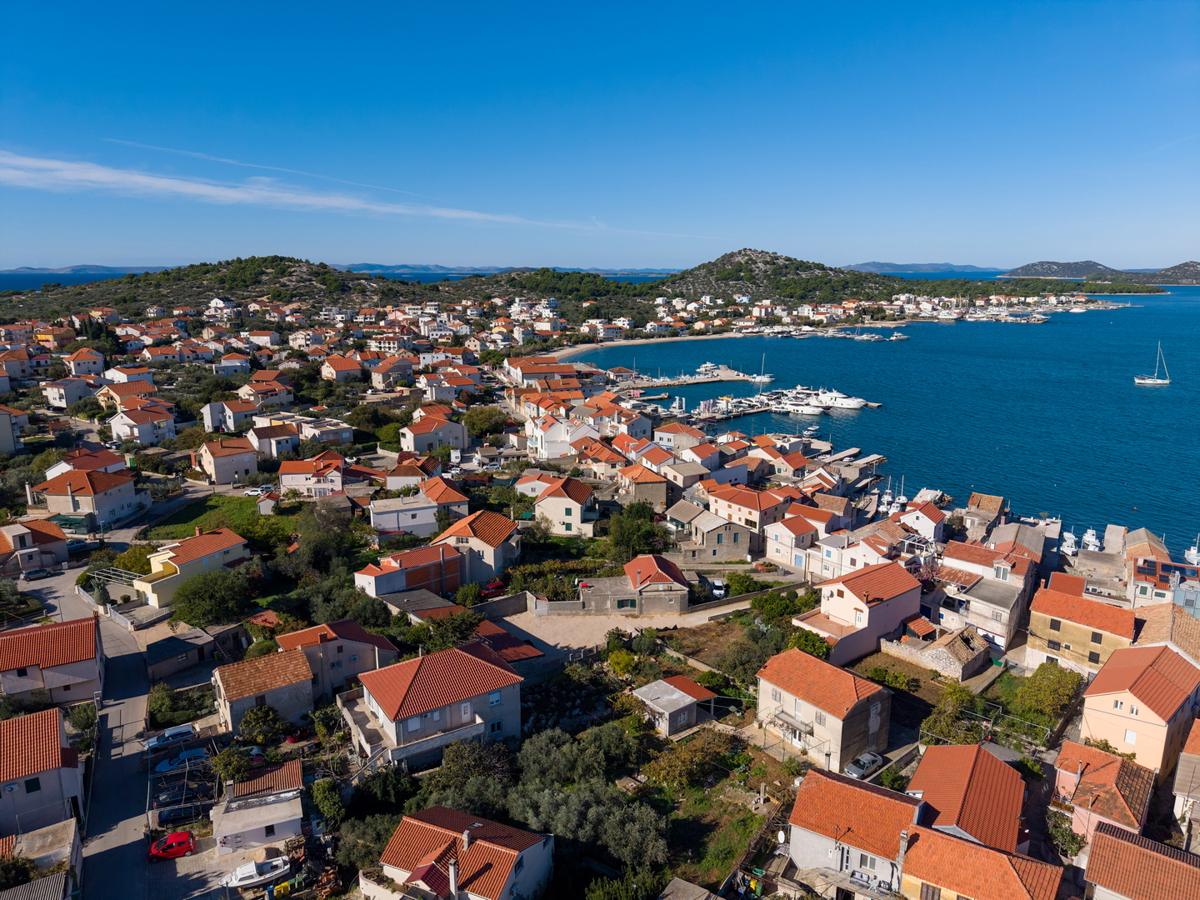 Bellissima casa ristrutturata nel centro di Murter con due appartamenti separati.