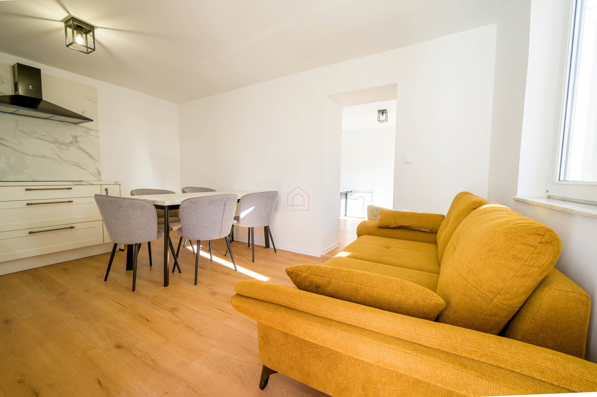 Bellissima casa ristrutturata nel centro di Murter con due appartamenti separati.