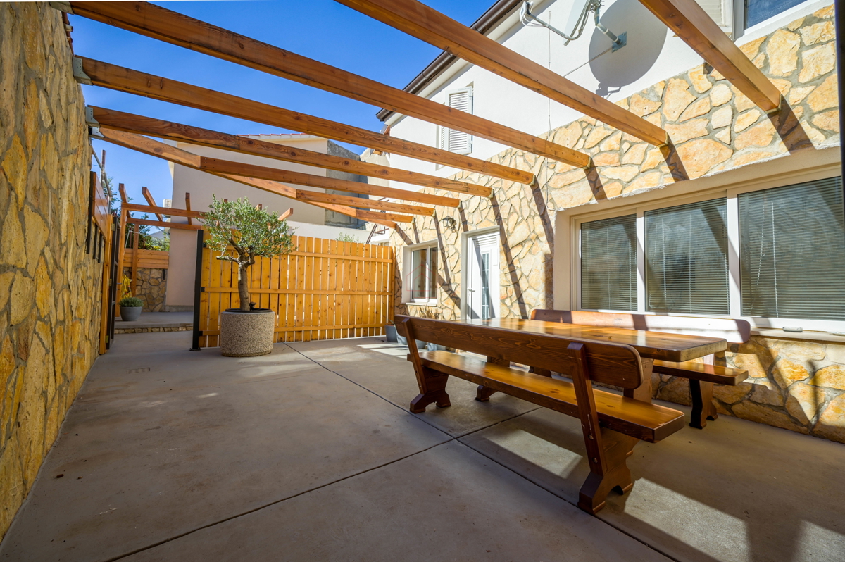 Bellissima casa ristrutturata nel centro di Murter con due appartamenti separati.