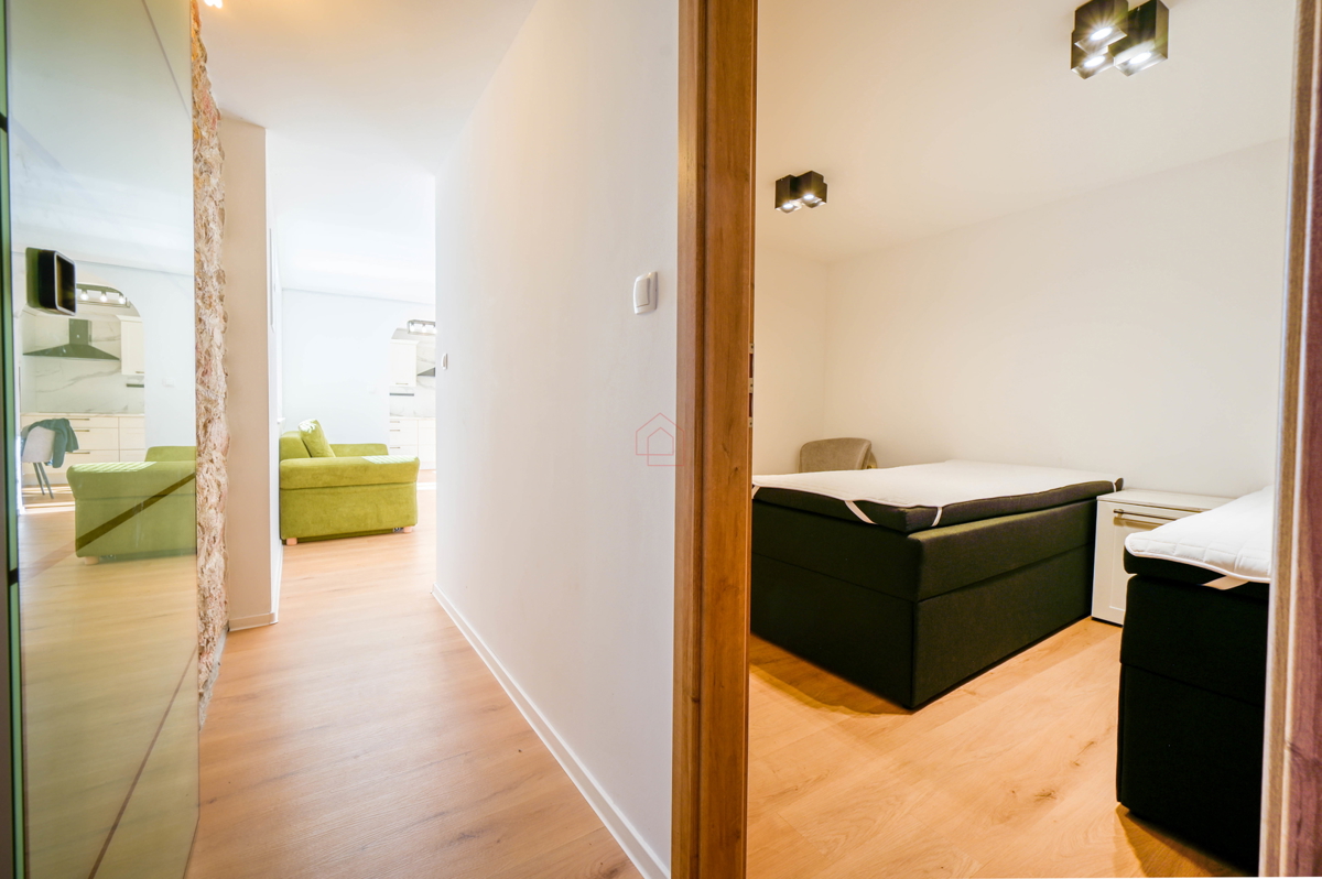 Bellissima casa ristrutturata nel centro di Murter con due appartamenti separati.