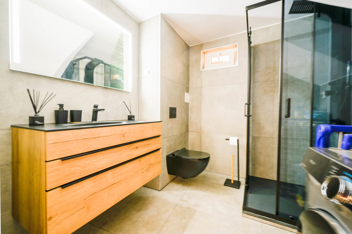 Bellissima casa ristrutturata nel centro di Murter con due appartamenti separati.