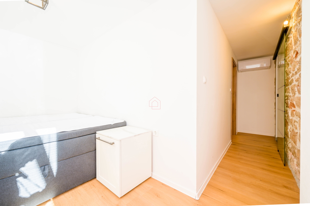 Bellissima casa ristrutturata nel centro di Murter con due appartamenti separati.