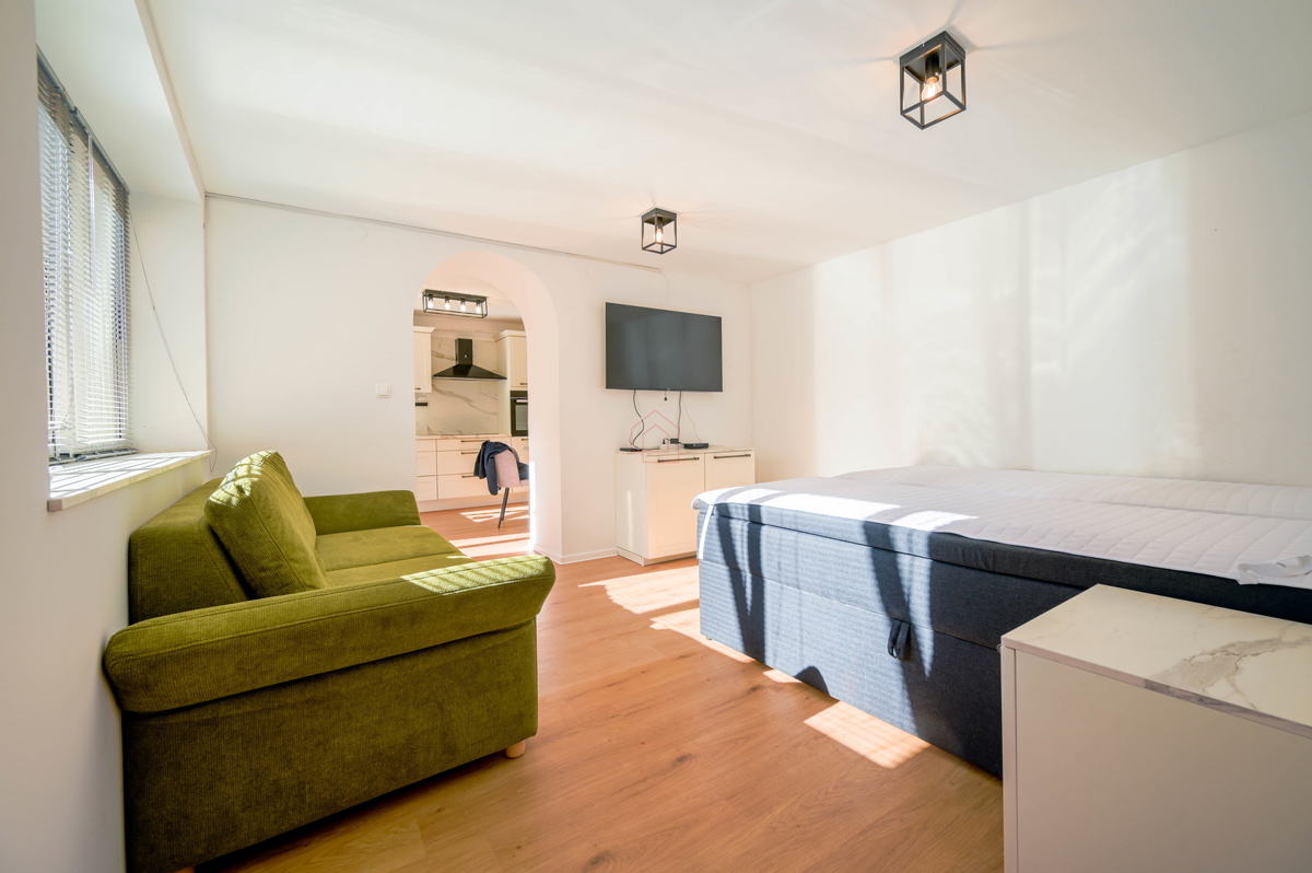 Bellissima casa ristrutturata nel centro di Murter con due appartamenti separati.