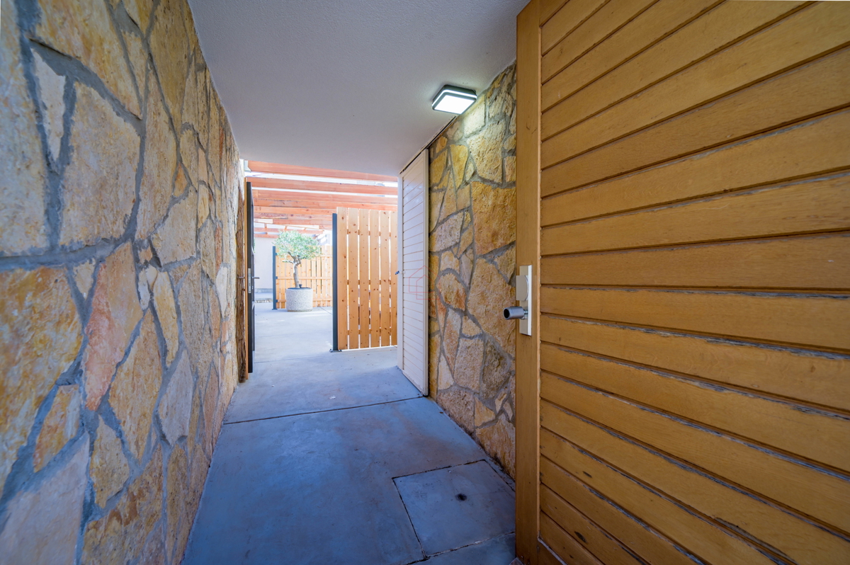 Bellissima casa ristrutturata nel centro di Murter con due appartamenti separati.