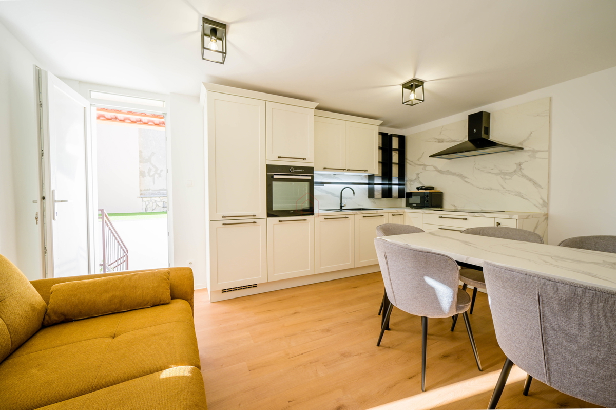 Bellissima casa ristrutturata nel centro di Murter con due appartamenti separati.