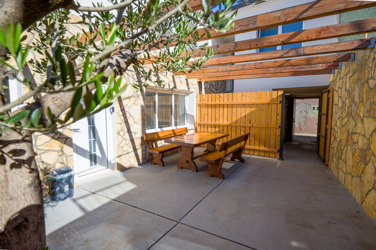 Bellissima casa ristrutturata nel centro di Murter con due appartamenti separati.