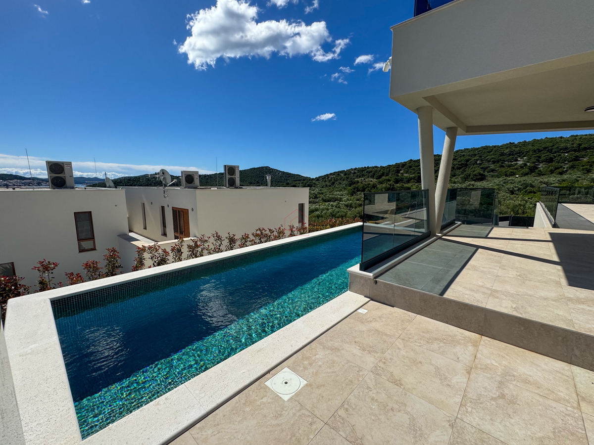 Villa di lusso a Betina con piscina e vista mare