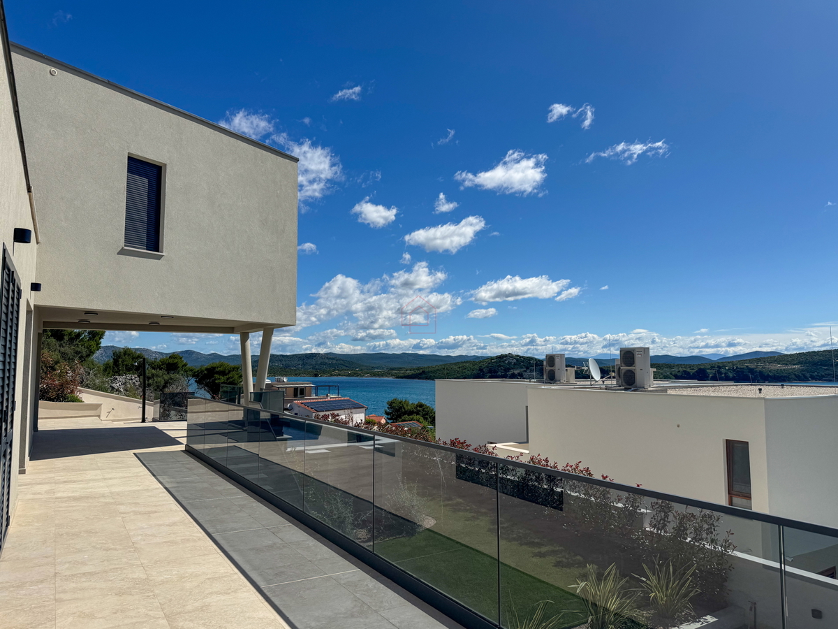 Villa di lusso a Betina con piscina e vista mare