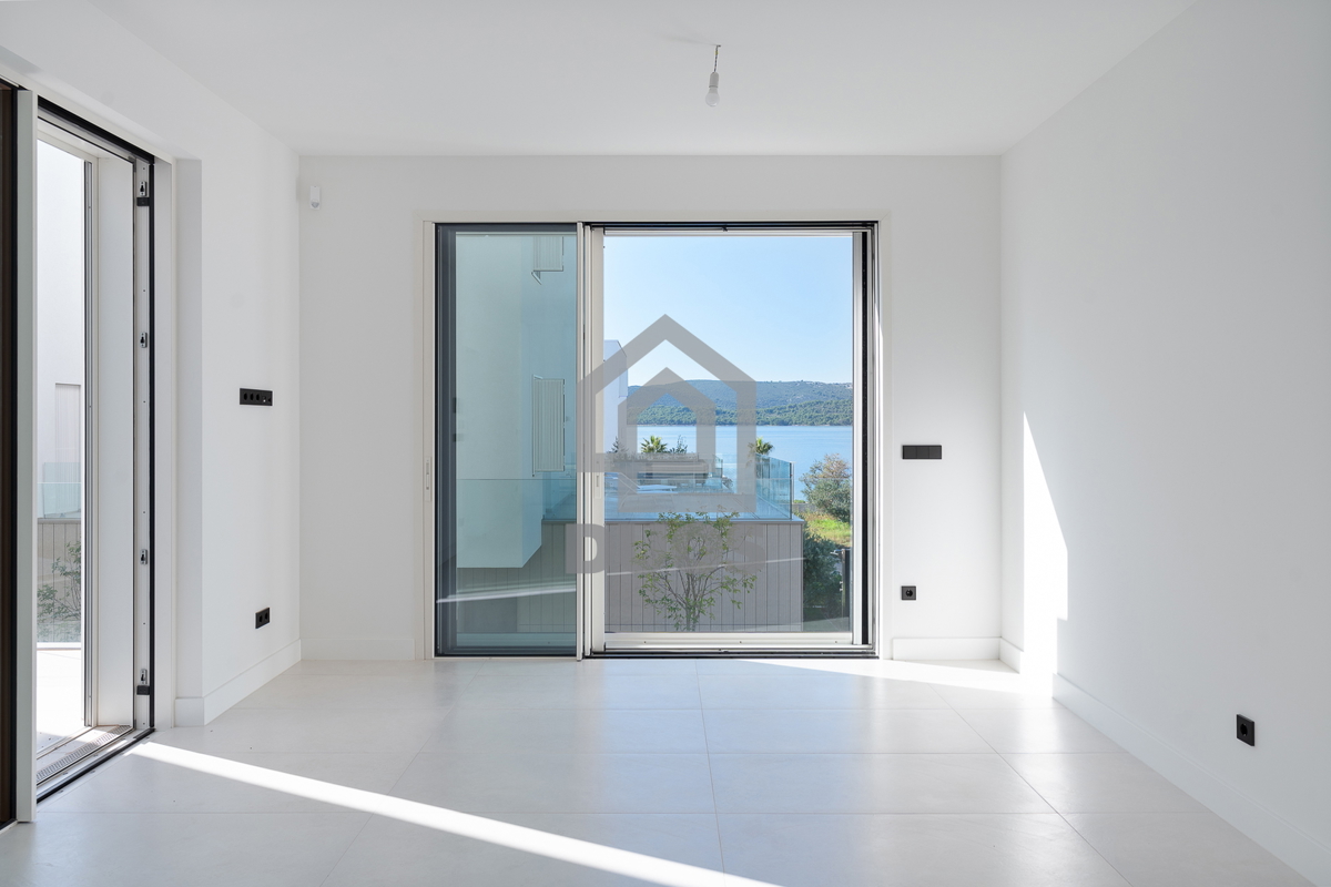 Bellissimo appartamento su due livelli proprio a due passi dal mare con tre camere da letto