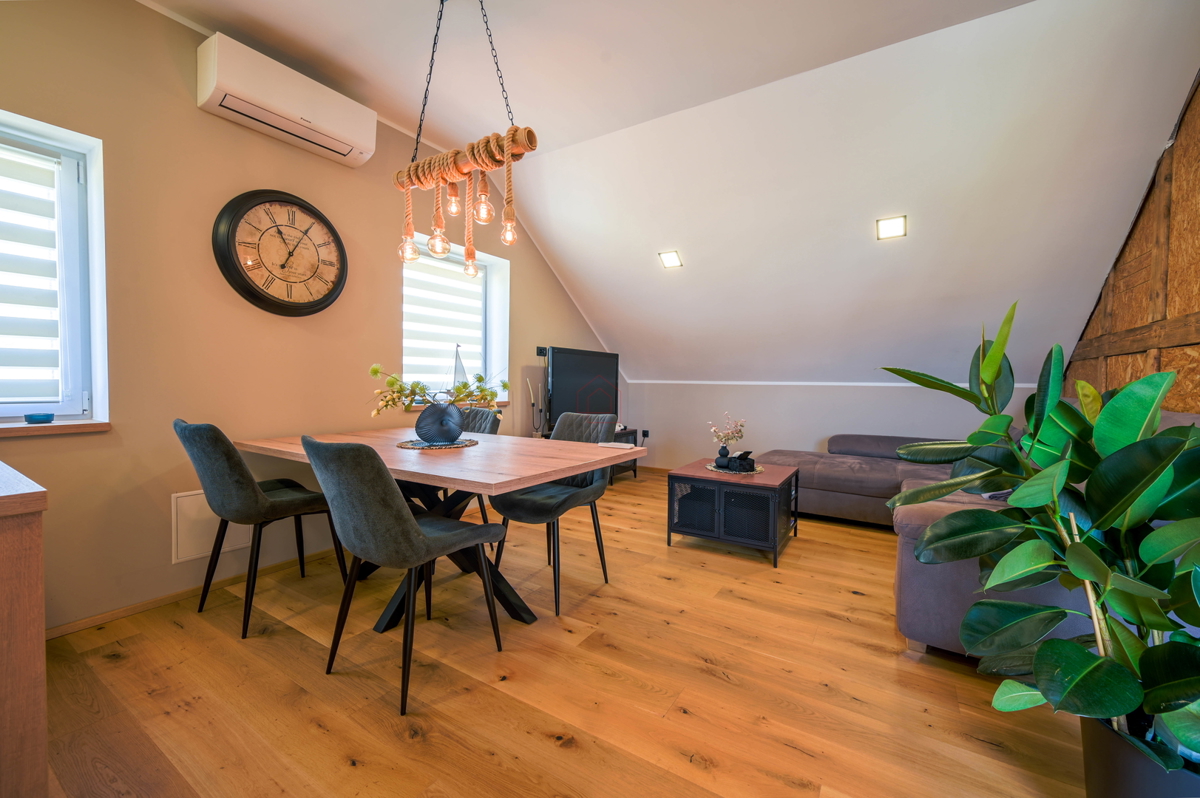 Bellissima casa con 5 unità abitative nel centro di Murter con parcheggio e giardino.