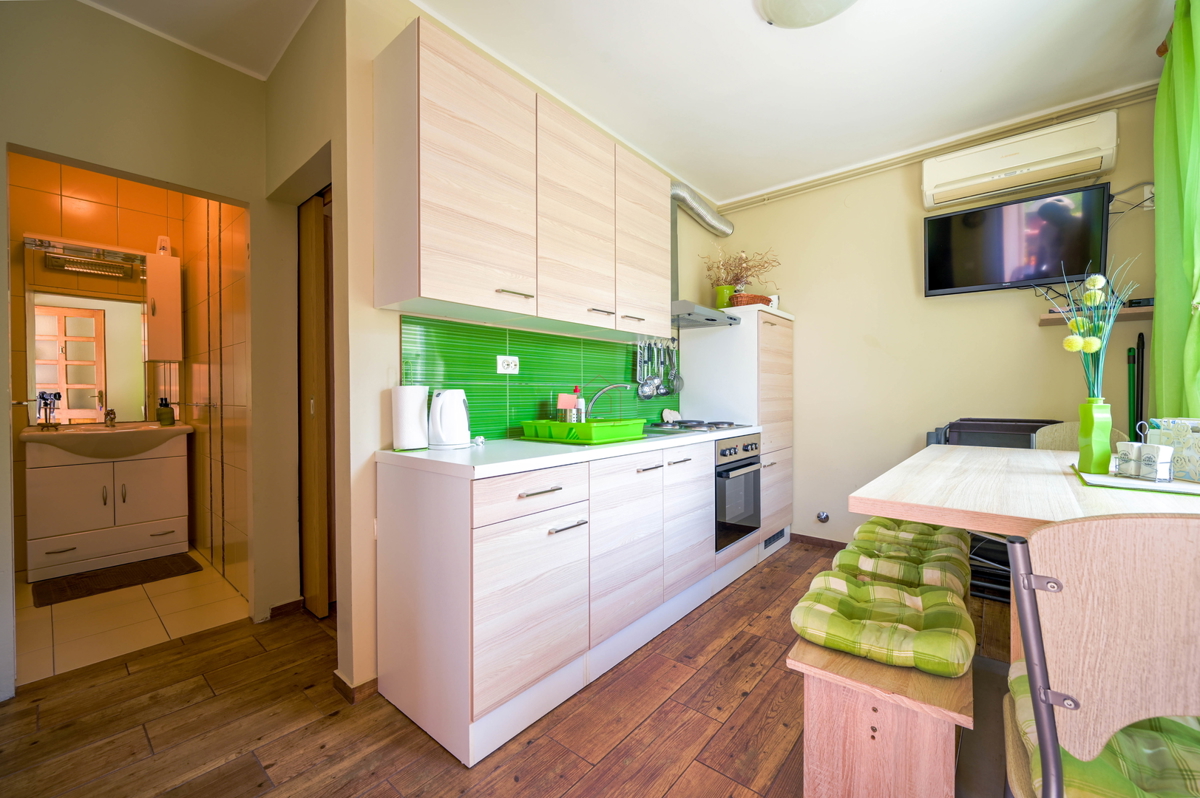 Bellissima casa con 5 unità abitative nel centro di Murter con parcheggio e giardino.