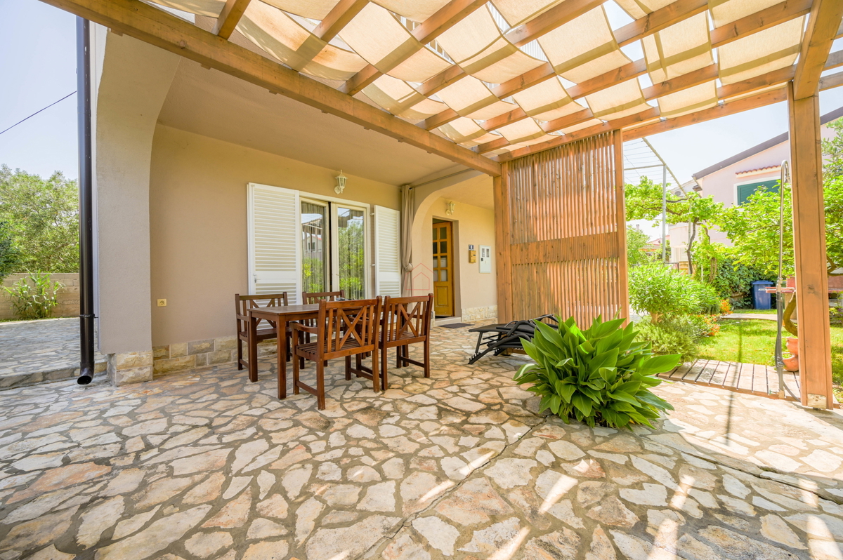 Bellissima casa con 5 unità abitative nel centro di Murter con parcheggio e giardino.