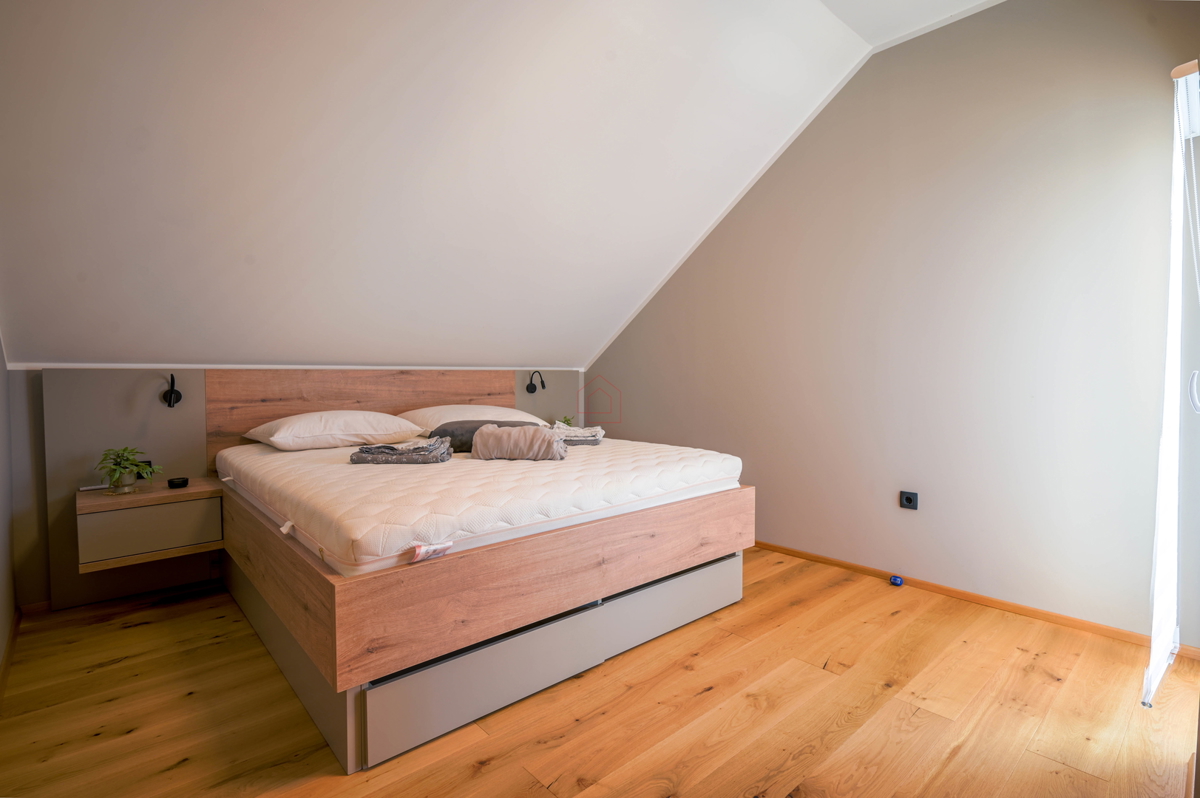 Bellissima casa con 5 unità abitative nel centro di Murter con parcheggio e giardino.