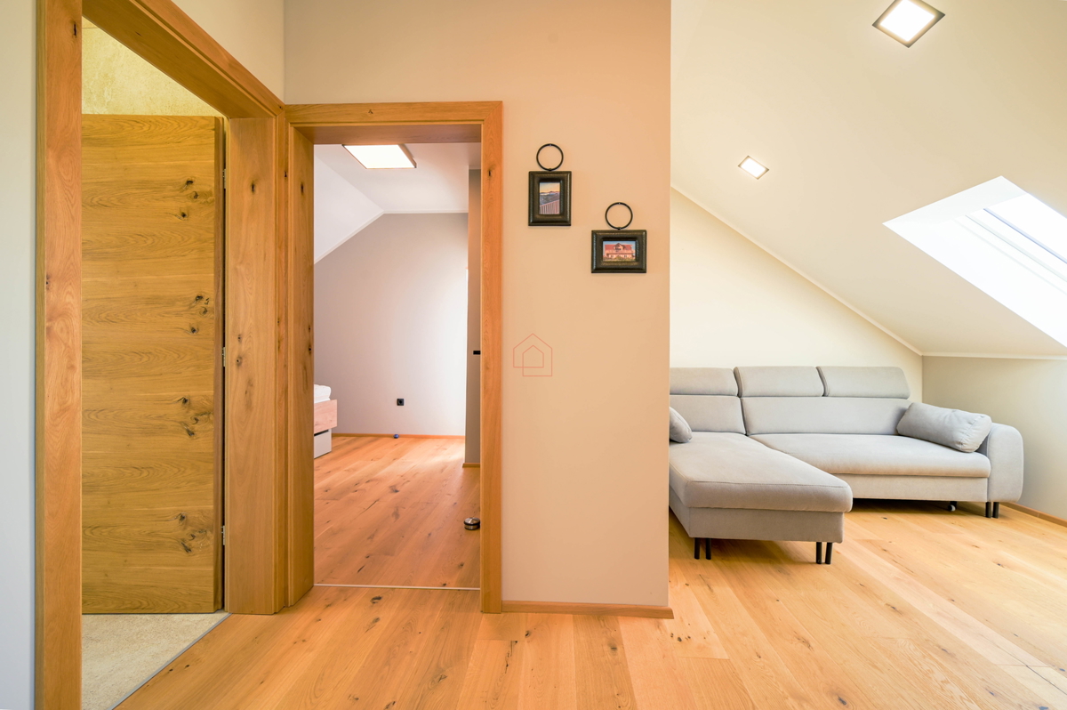 Bellissima casa con 5 unità abitative nel centro di Murter con parcheggio e giardino.