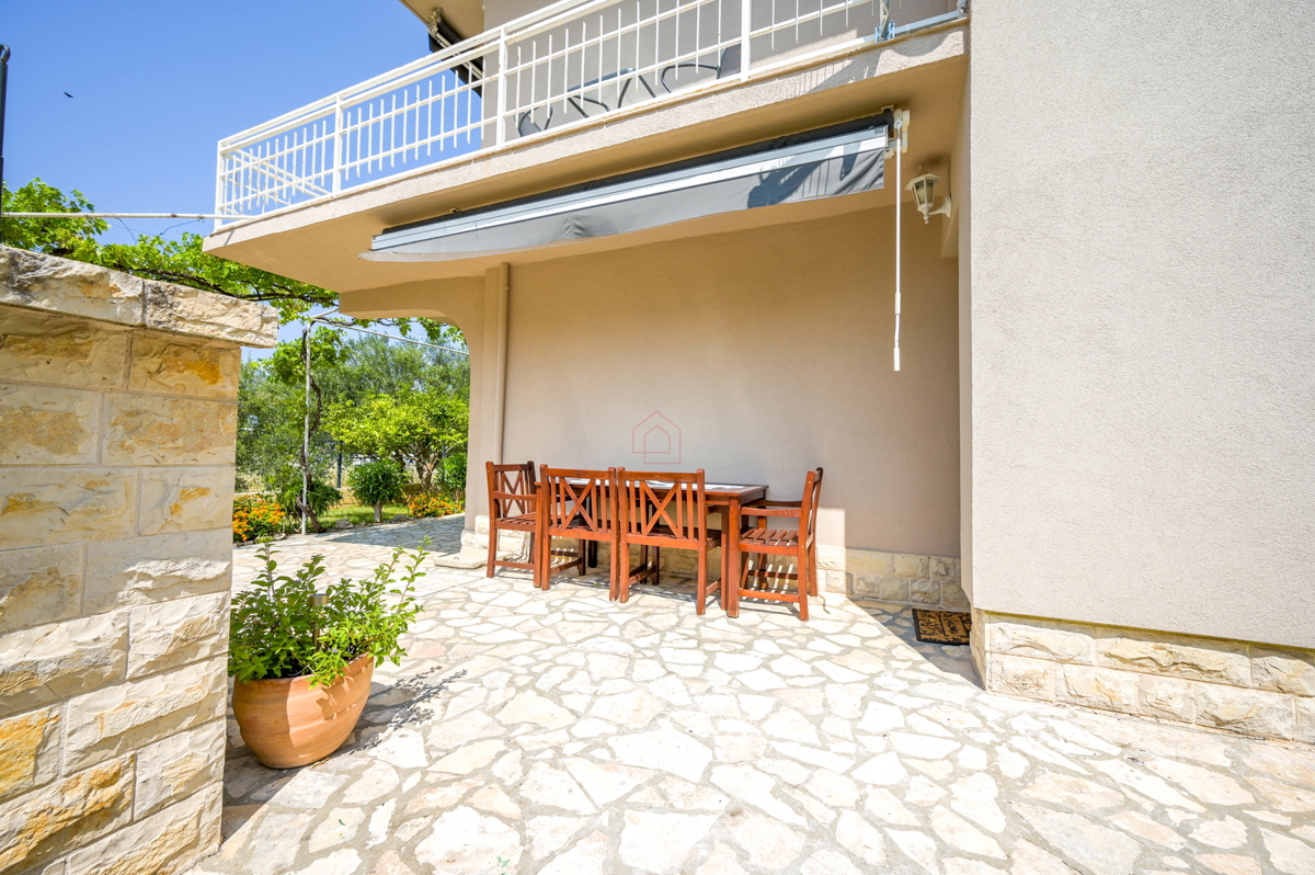 Bellissima casa con 5 unità abitative nel centro di Murter con parcheggio e giardino.