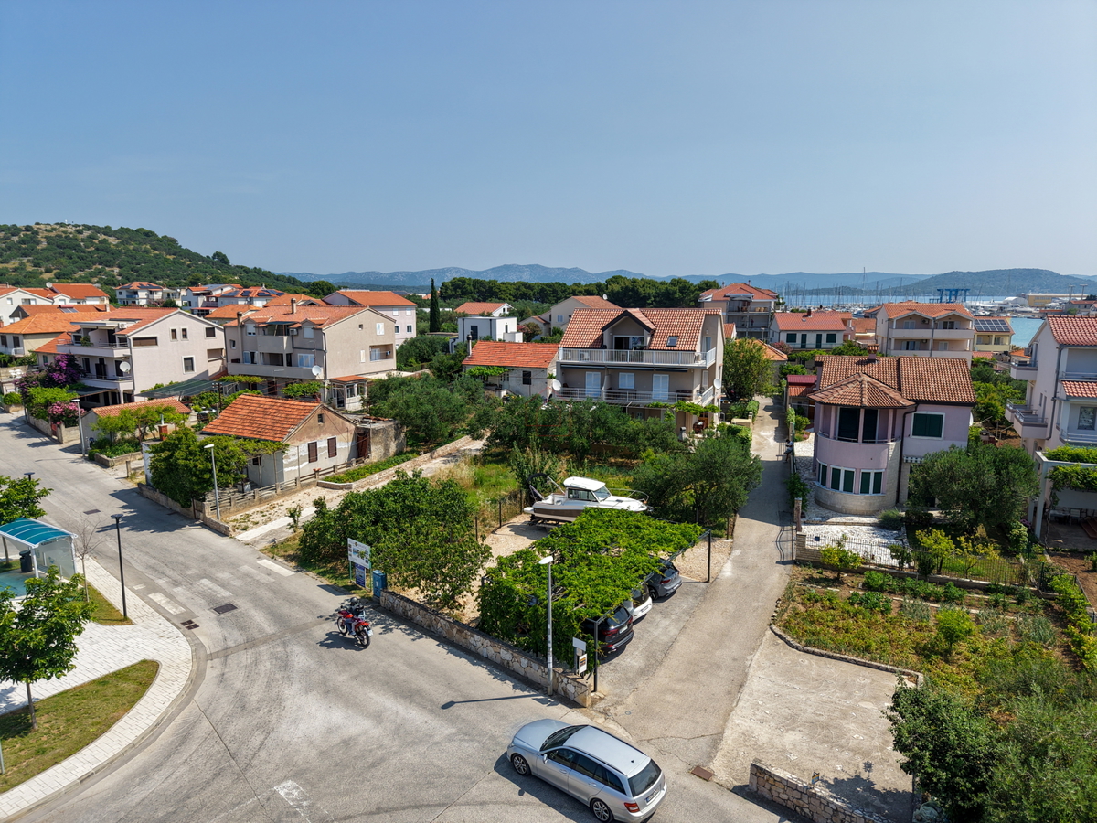 Bellissima casa con 5 unità abitative nel centro di Murter con parcheggio e giardino.