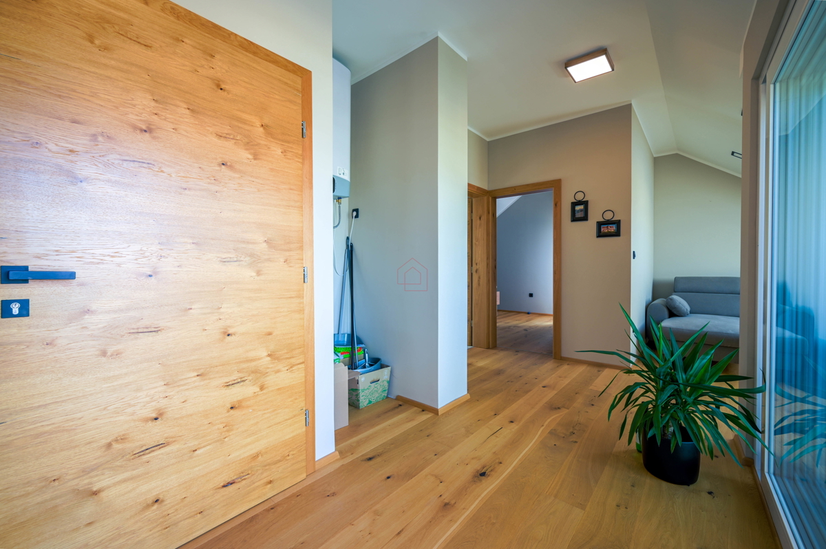 Bellissima casa con 5 unità abitative nel centro di Murter con parcheggio e giardino.