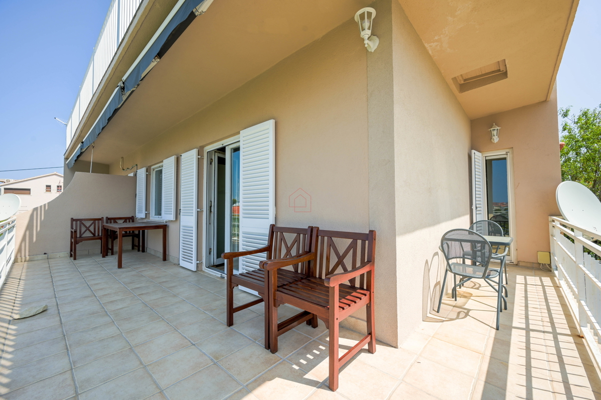 Bellissima casa con 5 unità abitative nel centro di Murter con parcheggio e giardino.