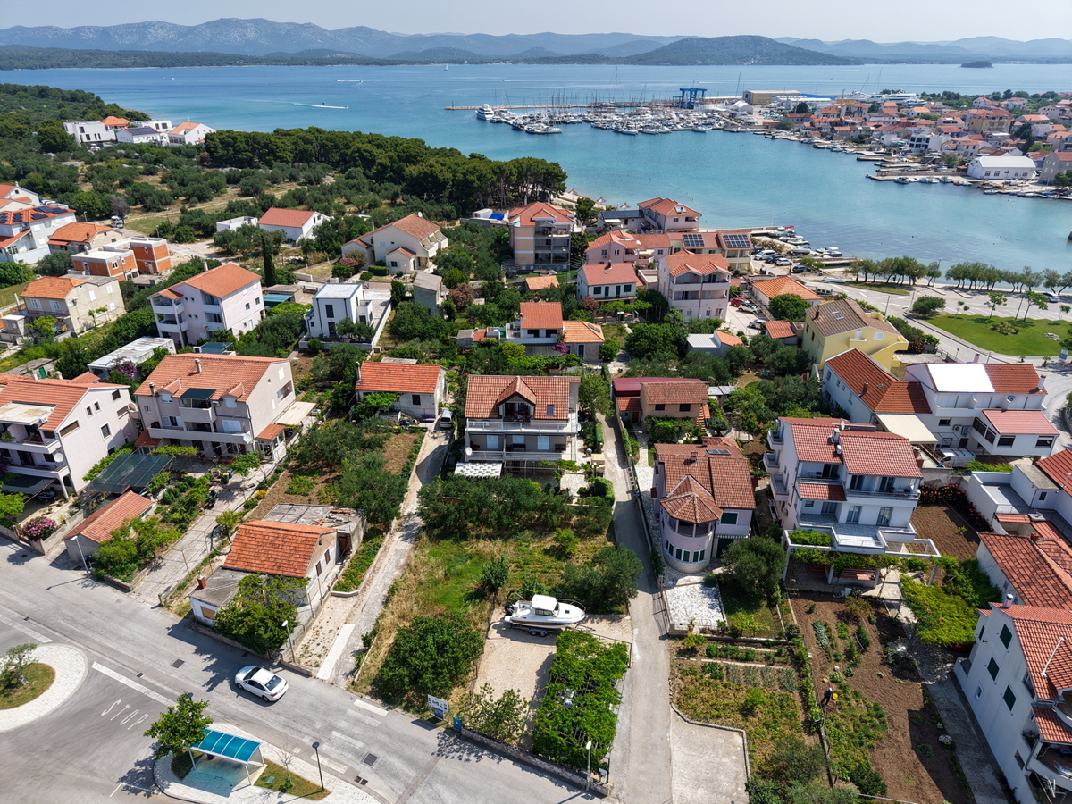 Bellissima casa con 5 unità abitative nel centro di Murter con parcheggio e giardino.