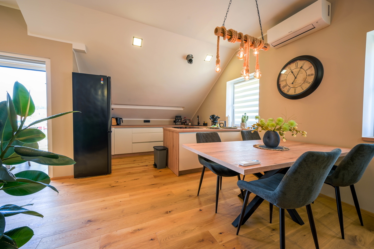 Bellissima casa con 5 unità abitative nel centro di Murter con parcheggio e giardino.