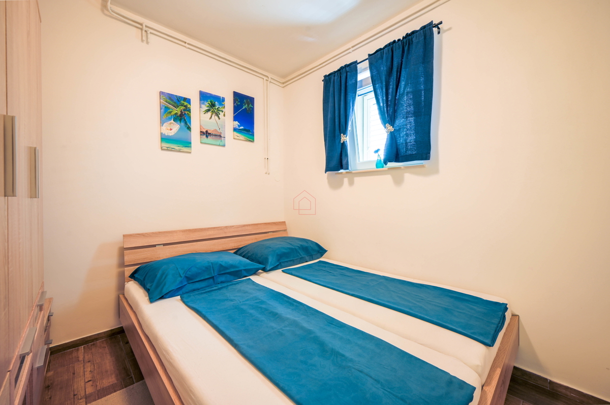 Bellissima casa con 5 unità abitative nel centro di Murter con parcheggio e giardino.