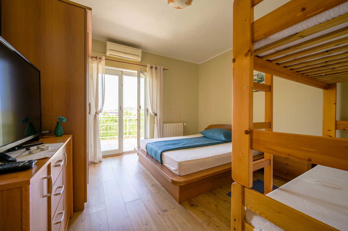 Bellissima casa con 5 unità abitative nel centro di Murter con parcheggio e giardino.