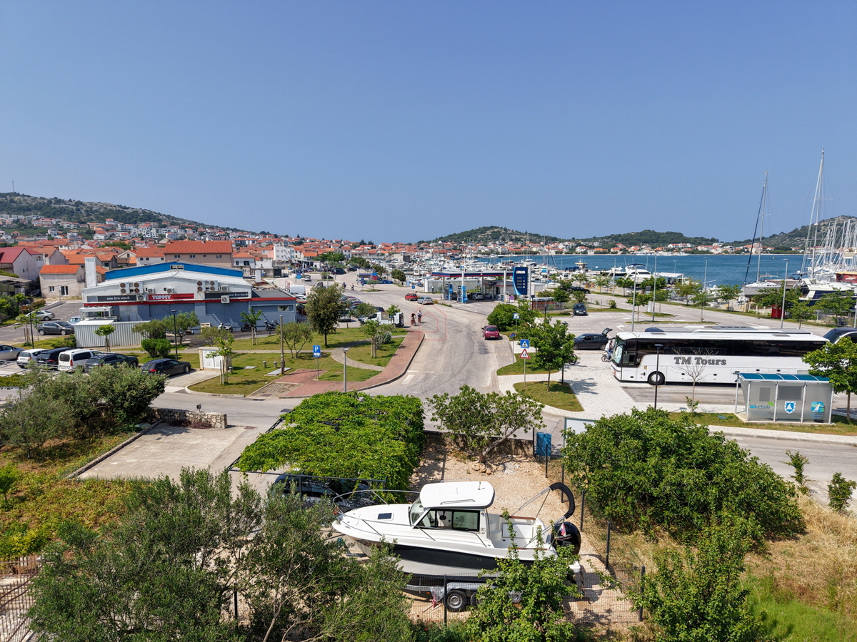 Bellissima casa con 5 unità abitative nel centro di Murter con parcheggio e giardino.